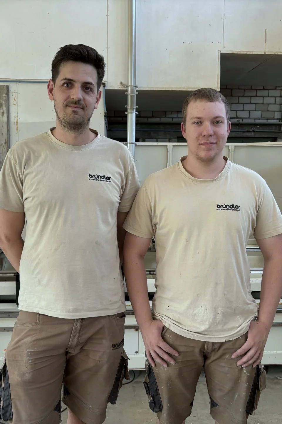 Schreiner bei der handwerklichen Holzbearbeitung in der Werkstatt