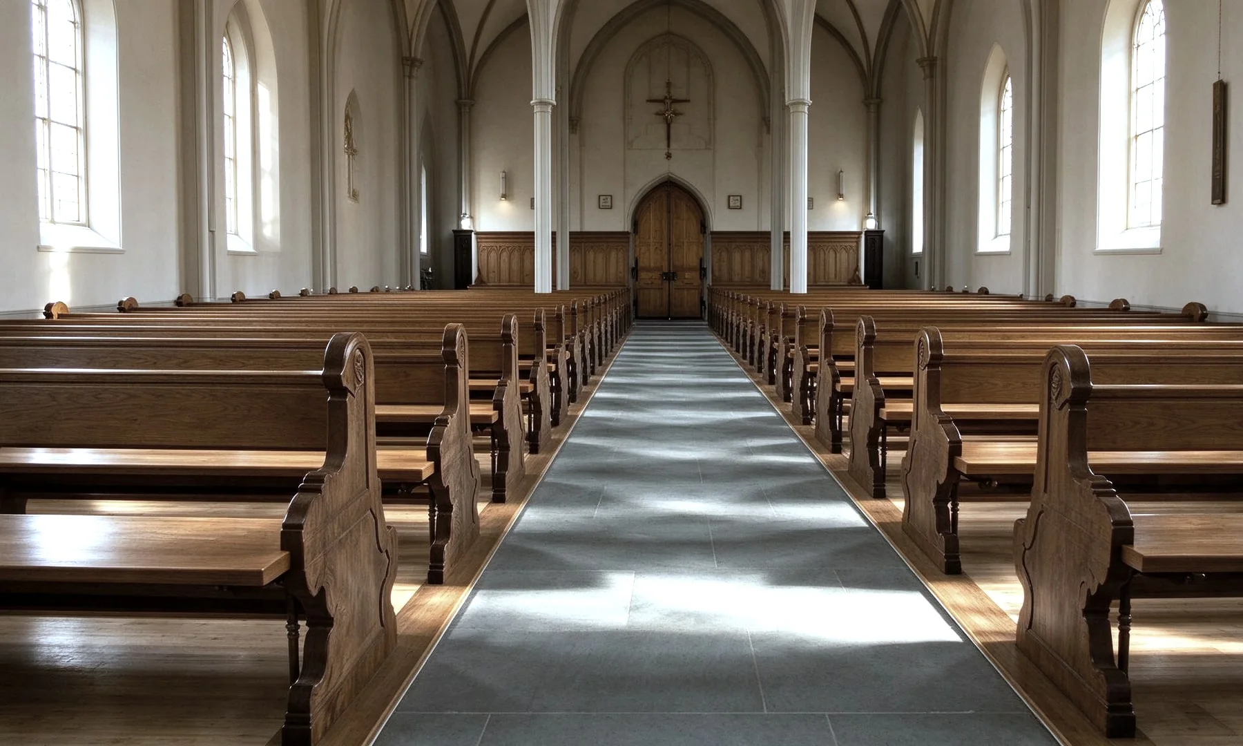 Restaurierte historische Kirchenbänke in einer Schweizer Kirche
